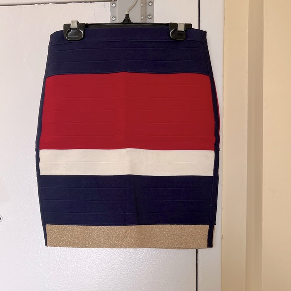 Guess skirt in size small - Picture 2 of 8